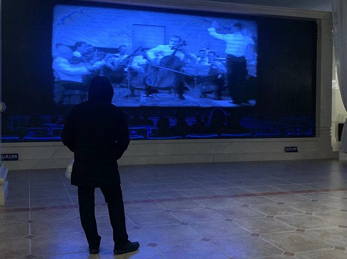 中东铁路印象馆内，正在观看哈尔滨历史影片的人。高佳摄