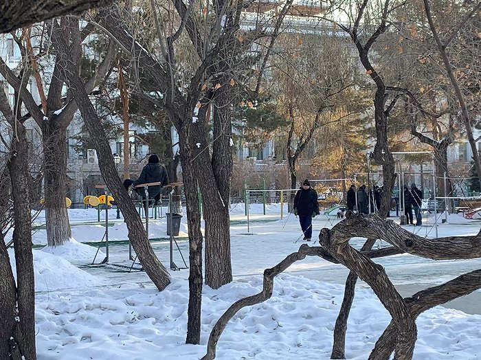 松花江沿岸，跟往常一样来锻炼身体的市民。高佳摄