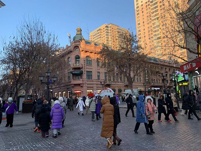 中央大街上的的标志性建筑马迭尔宾馆，建于1906年，“马迭尔”在俄语里为现代时髦的意思。高佳摄