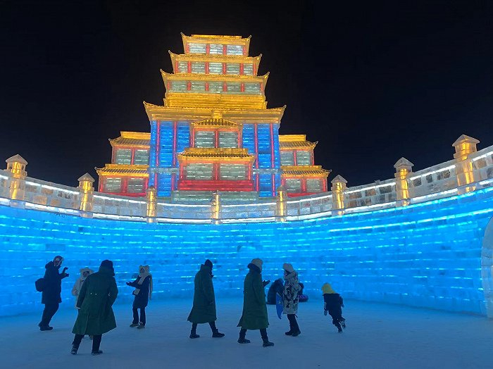 冰雪大世界，穿军大衣的游客。高佳摄