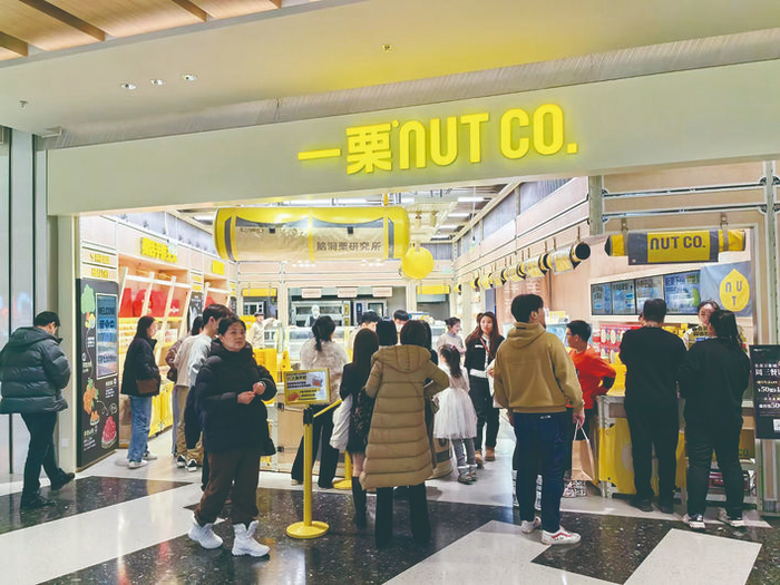 我市“网红”店铺人头攒动，消费热情高涨。 李依南 摄