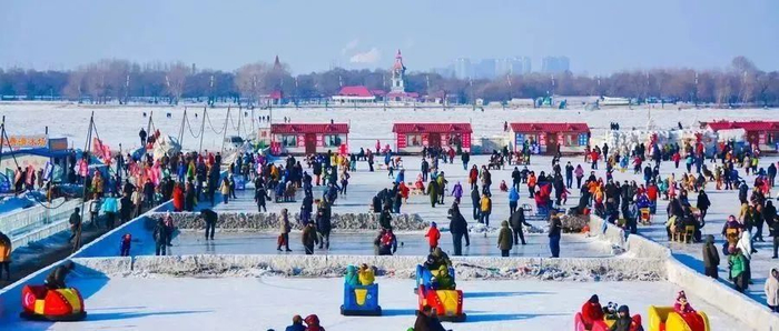 （图为哈尔冰滑雪的游客，来源：摄图网）