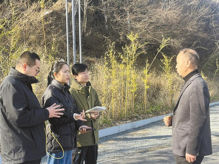 1月9日，陕西日报记者和陕西广电融媒体集团（台）记者在鄠邑区秦岭保护总站采访。 通讯员 田森摄