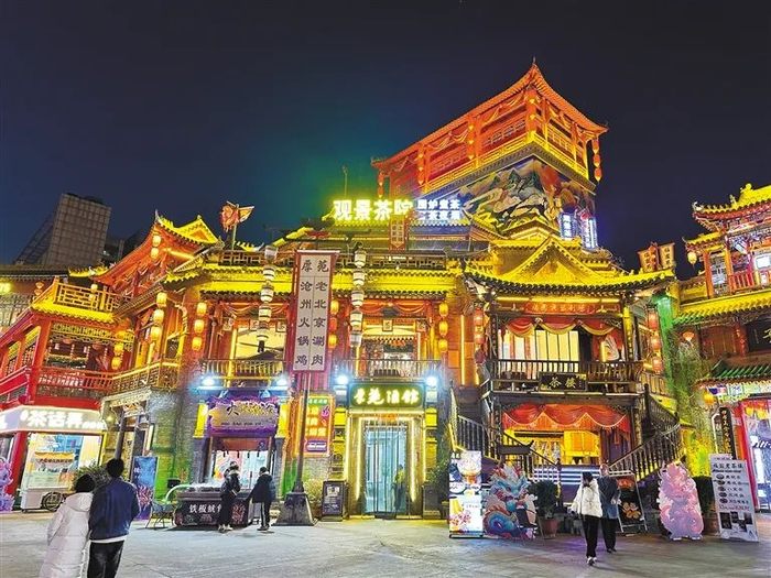 咸阳福园巷子灯光璀璨、古色古香（一月十一日摄）。 陕西日报记者 琚鹏飞 摄