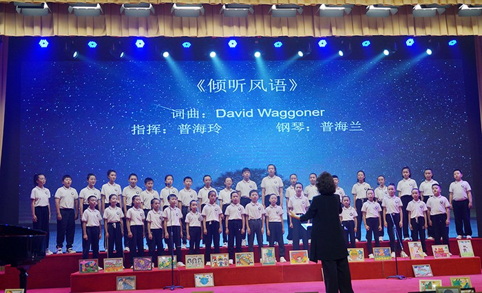 普海玲和若水童声合唱团在演出现场。受访者供图