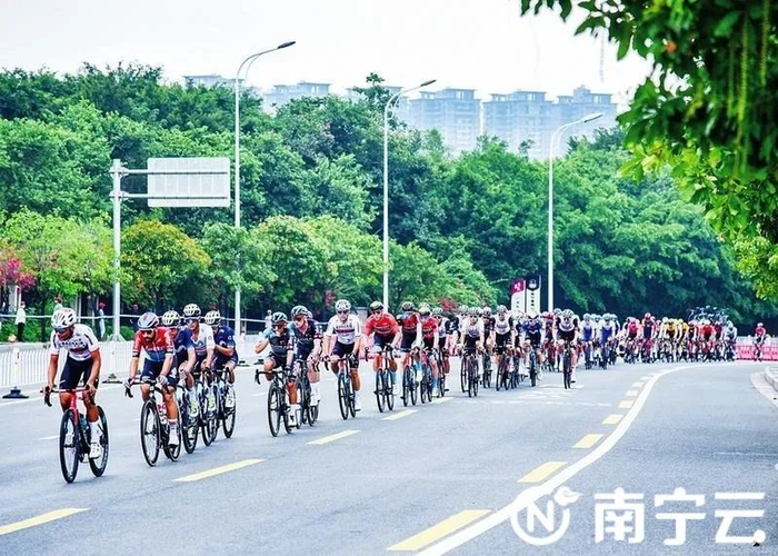 环广西公路自行车世界巡回赛（南宁站）于2023年再次举行。图为选手在青环路上奋力追逐。 记者黄红锦 摄