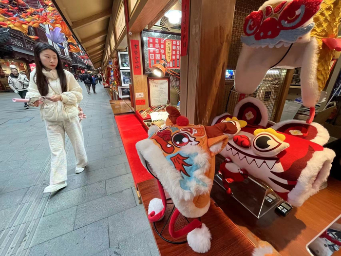 “龙头帽”颇为热销。劳动报记者贡俊祺 摄影