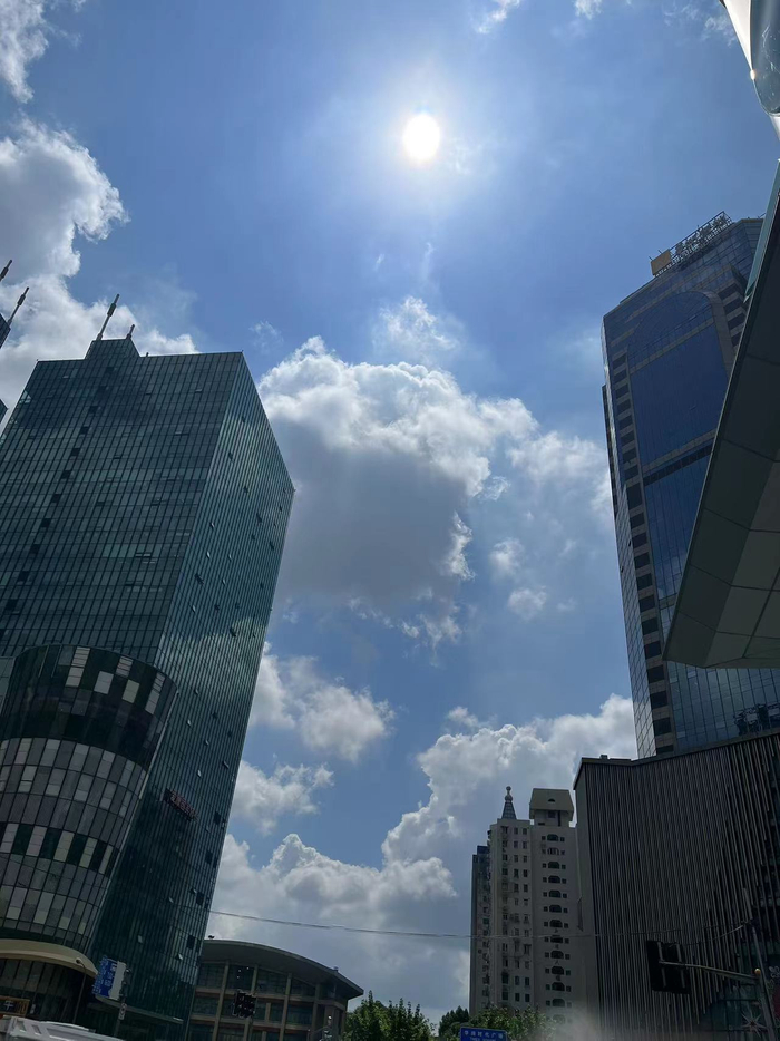 辞职后，心情不好的时候，陈乐喜欢出去走走，看看天空，受访者供图