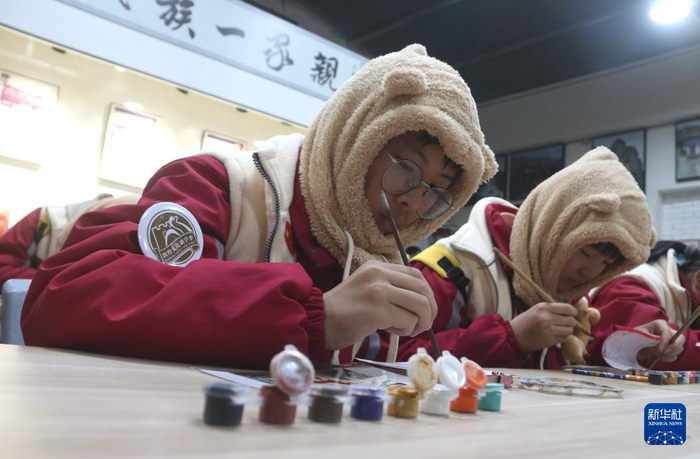 1月17日，在甘肃敦煌莫高里工匠村研学课堂，研学团队学员学习临摹敦煌壁画。新华社发（张晓亮 摄）
