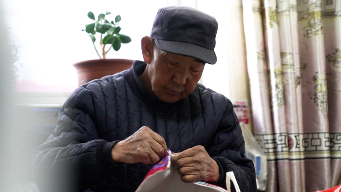 张学发做起针线活来灵巧自如。