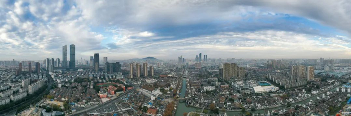 古运河畔的清名桥历史文化街区与市区晨景。新华社记者杨磊摄