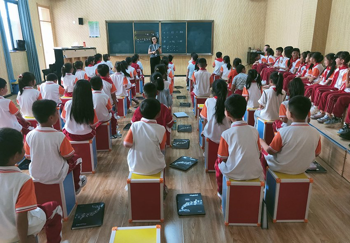 普海玲正在给玉溪师范学院附小的学生们上课。受访者供图