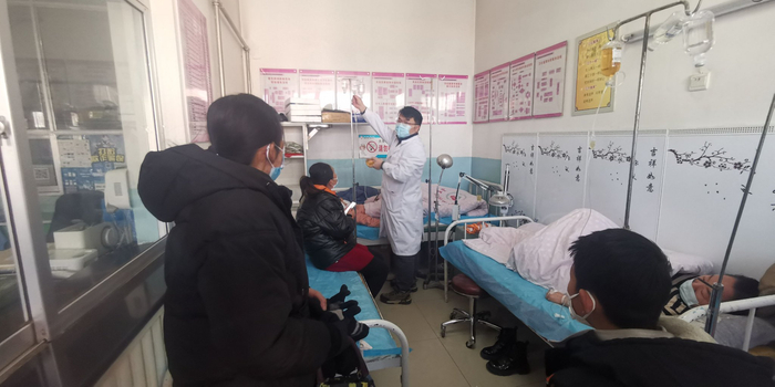 朱彦平给病人输液。