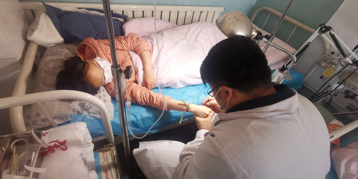 朱彦平给患者扎针。