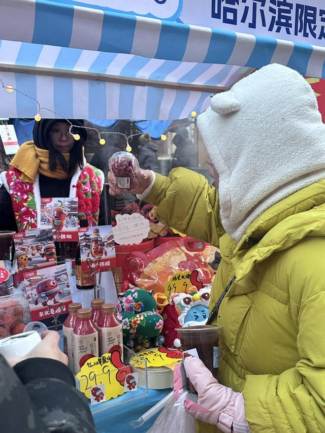 （图：市民在盒马摊位前挑选商品）