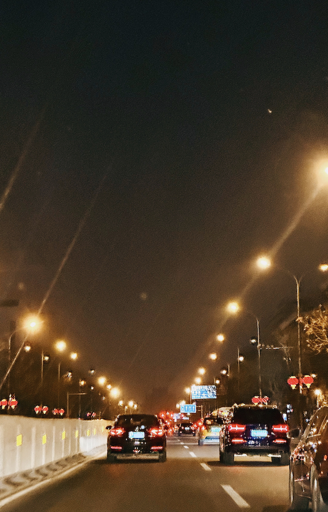 夜晚十一点多，下班打车回家，北京三环依然有点堵，受访者供图