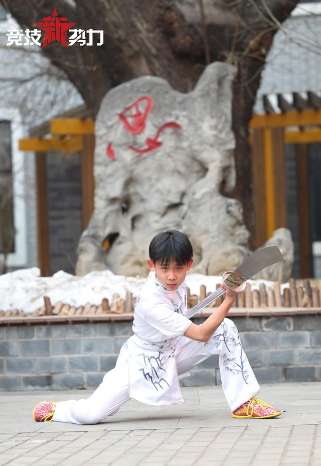 刘冠臣在校园里舞起朴刀，吸引了不少同学驻足。  新京报记者 王飞 摄