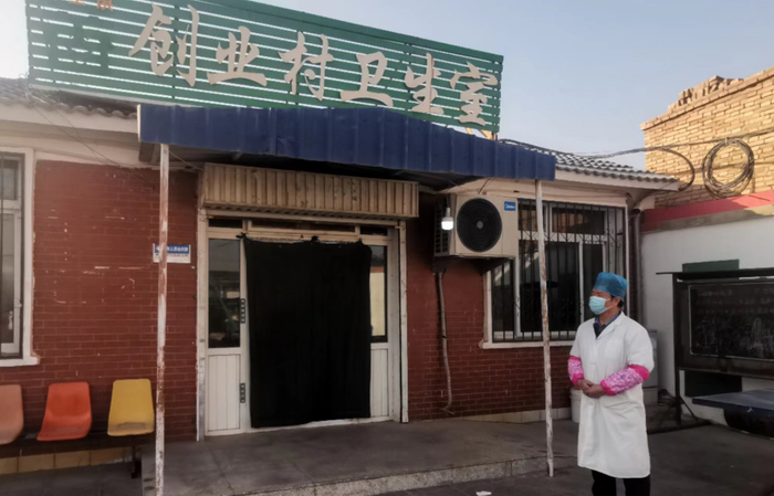 朱光辉和创业村卫生室。