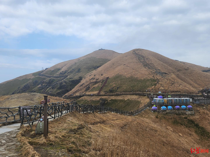 ↑高山草甸上的帐篷区 胡伊文 摄