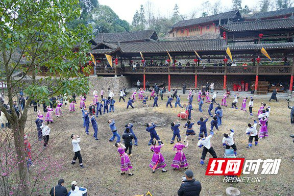 游客在老司城周家湾摆手堂体验非遗文化.
