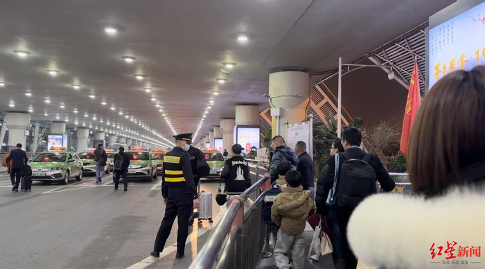 ▲双流机场外，乘客有序排队乘坐出租车