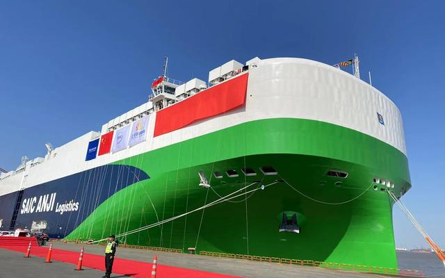 上汽集团远洋汽车运输船正准备启航。 图/新京报贝壳财经记者林子