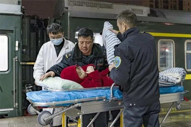 值班人员和医护人员共同将女童送往医院救治。受访单位供图