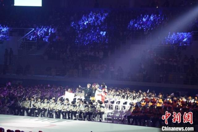 图为国际奥委会主席巴赫和青年运动员及现场观众一起自拍。中新社记者 刘旭 摄