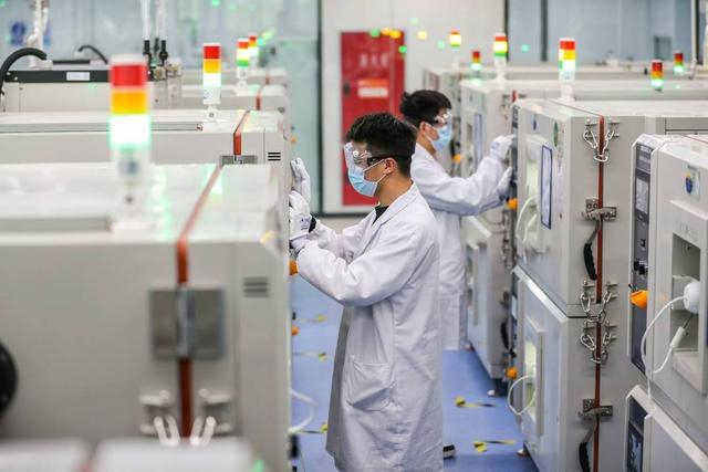 宜宾的科研人员。（庄歌尔 摄）