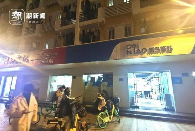 在杭州市钱塘区高校园区，不到50米的路上就有3个快递服务点。潮新闻记者 徐添城 摄