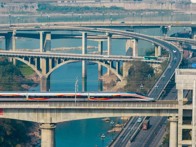 2023年12月6日，全省首条新建时速350公里高速铁路成宜高铁建成投用。（庄歌尔 摄）