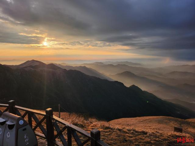 ↑武功山日落 胡伊文 摄