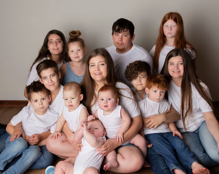 ▲布里特妮和12个孩子在一起