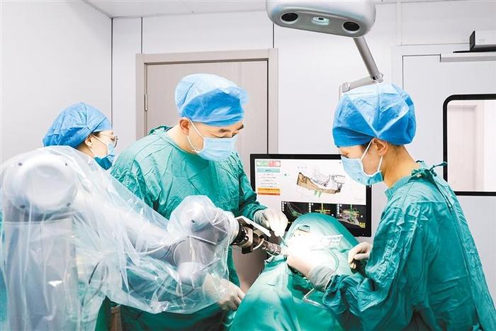 医生操作机器人为患者进行种植牙手术