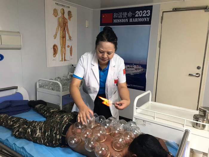 何玲娜正在为当地患者治疗。受访者供图