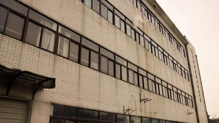 “汪小姐”探出窗外，与“范总”江湖再见的窗户