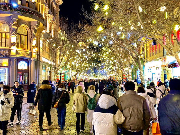 哈尔滨中央大街人来人往(央广网发 刘夏 摄)