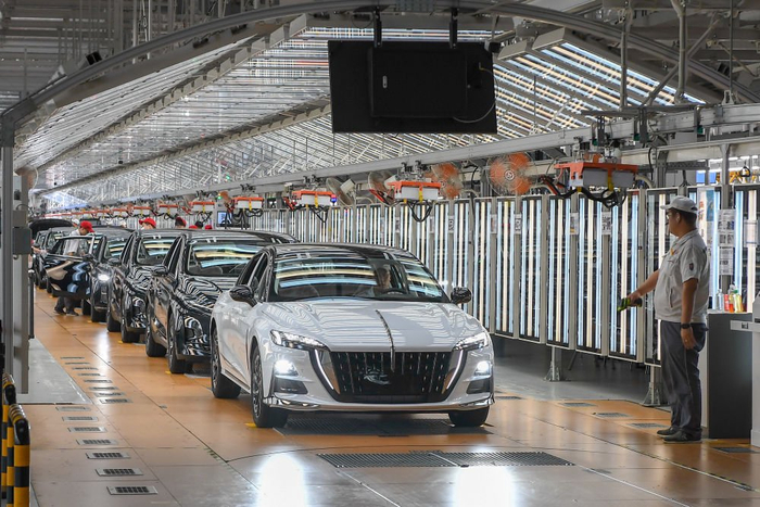 工人在位于吉林长春的一汽红旗繁荣工厂总装车间检查车辆。 新华社记者 张楠 摄