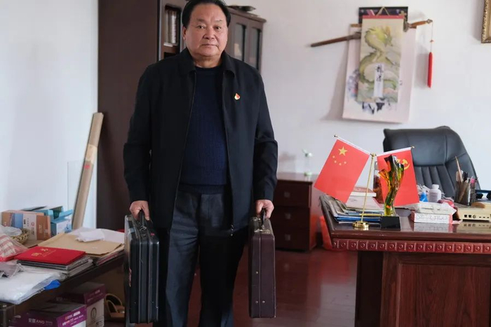 老厂长杨稚明，年轻时就是拎着这两个皮箱，去黄河路上“掼派头”