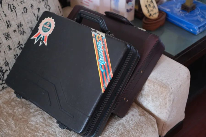 老厂长杨稚明，年轻时就是拎着这两个皮箱，去黄河路上“掼派头”