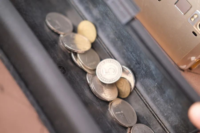 老厂长杨稚明的皮箱内，仍存放着过去做外贸时使用的护照与外币