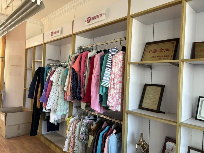 稚信服装厂的样衣间