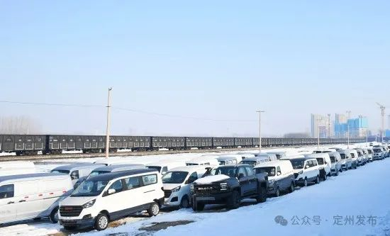 定州国际陆港等待装运的汽车。薛宁摄