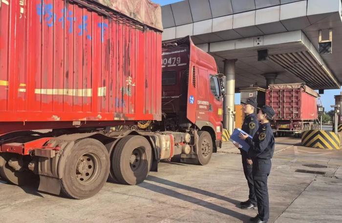 湛江海关关员监管保税货物。邹小玲 摄