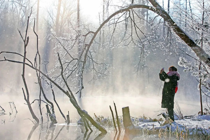 游客在吉林长白山魔界景区拍摄雾凇 本报记者 陈晨 摄