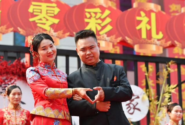 2020年9月26日，参加河南省商丘市夏邑县零彩礼集体婚礼的一对新人。  图源：IC photo