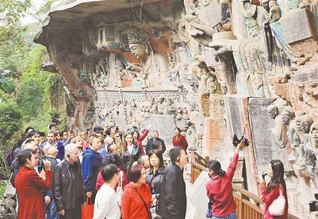 ▲大足石刻景区，游客饶有兴致游览参观。（摄于2023年11月8日）通讯员 黄舒  摄/视觉重庆