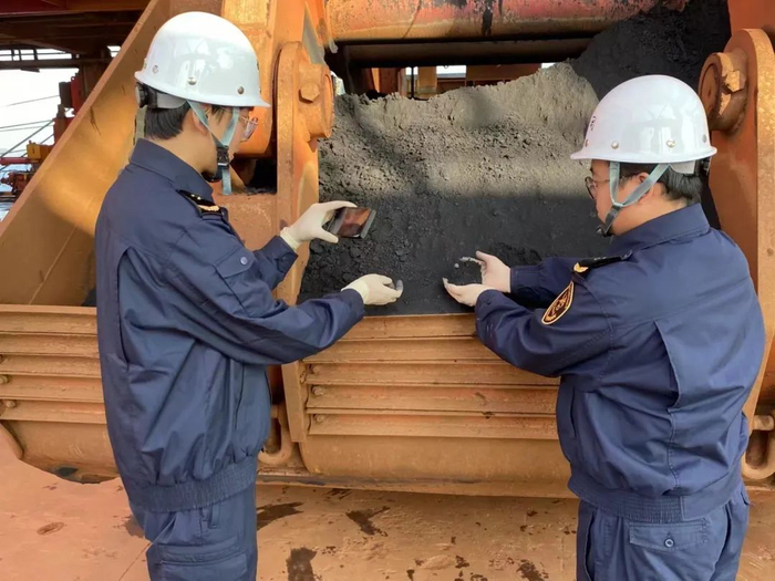 湛江海关关员查验进口铁矿。宋嘉宁 摄