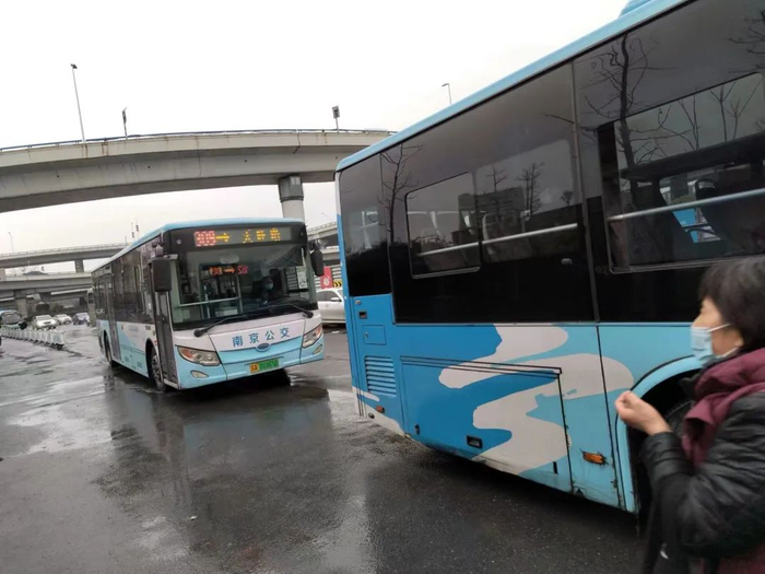 江夏在南京乘公交车