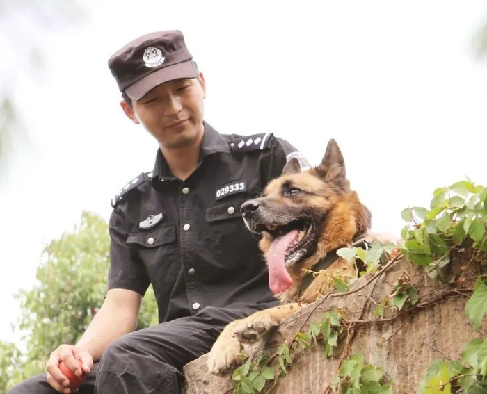 胡祥雨和警犬。（资料图片）